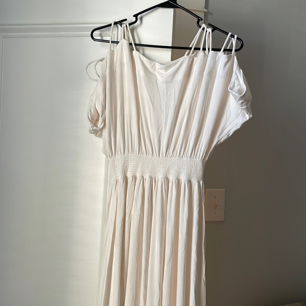 Ingrid & Isabel Maternity Dress in offwhite/cream color.